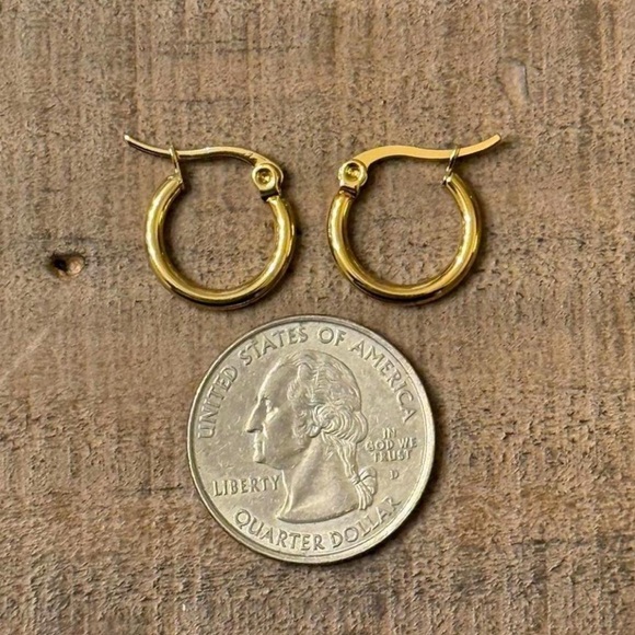 Small gold plated hoop earrings - Picture 2 of 7